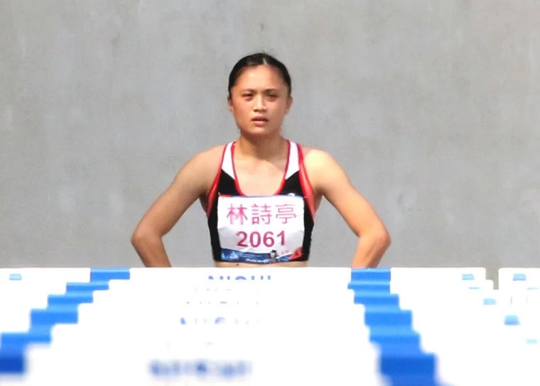 台灣師大林詩亭在全大運公開女子100公尺跨欄決賽,飆出近50年最佳的13秒04。林嘉欣/攝影。
