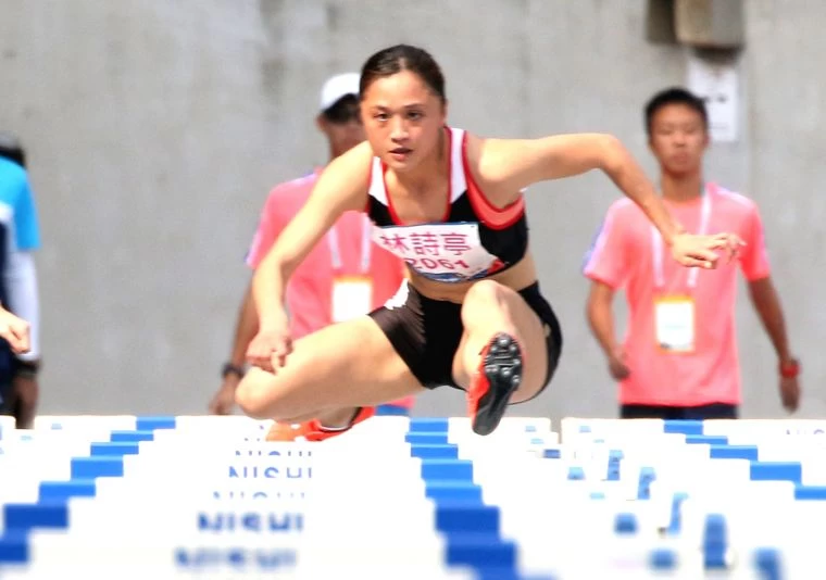 台灣師大林詩亭在全大運公開女子100公尺跨欄決賽,飆出近50年最佳的13秒04。林嘉欣/攝影。