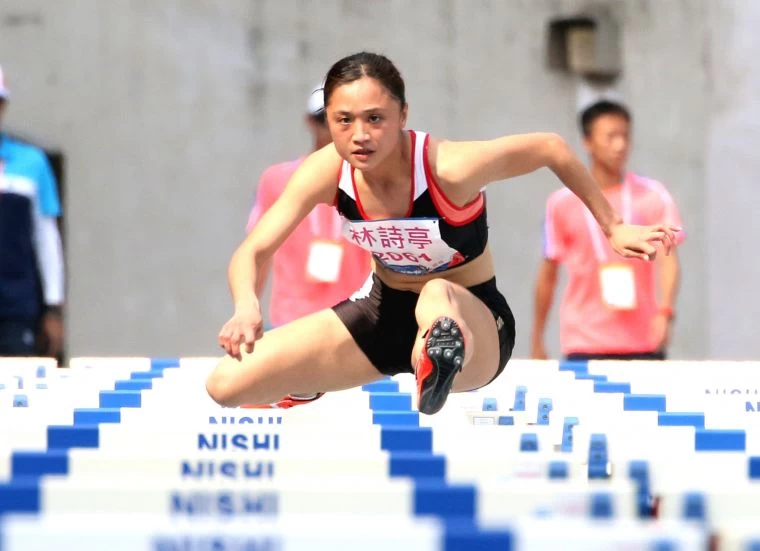 台灣師大林詩亭在全大運公開女子100公尺跨欄決賽,飆出近50年最佳的13秒04。林嘉欣/攝影。
