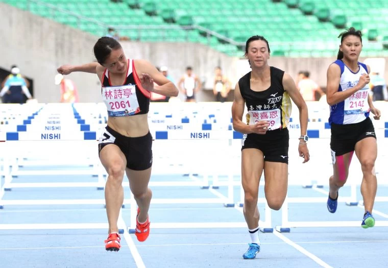 台灣師大林詩亭在全大運公開女子100公尺跨欄決賽,飆出近50年最佳的13秒04。林嘉欣/攝影。