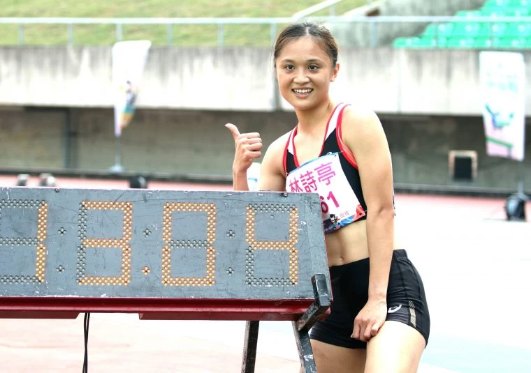 台灣師大林詩亭在全大運公開女子100公尺跨欄決賽,飆出近50年最佳的13秒04。林嘉欣/攝影。