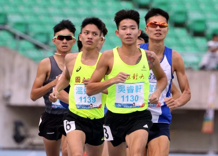吳睿軒(前)勇奪全大運公開男1500公尺金牌。林嘉欣/攝影。