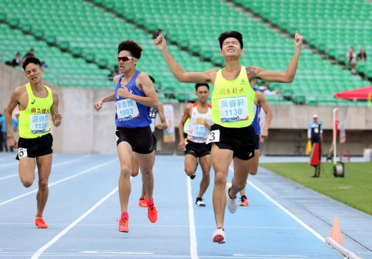 吳睿軒(前)勇奪全大運公開男1500公尺金牌。林嘉欣/攝影。