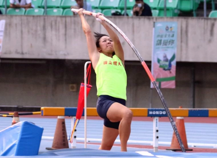 國立體大沈怡如在全大運公開女子撐竿跳高決賽,以4公尺06破大會寫三連霸。林嘉欣/攝影。