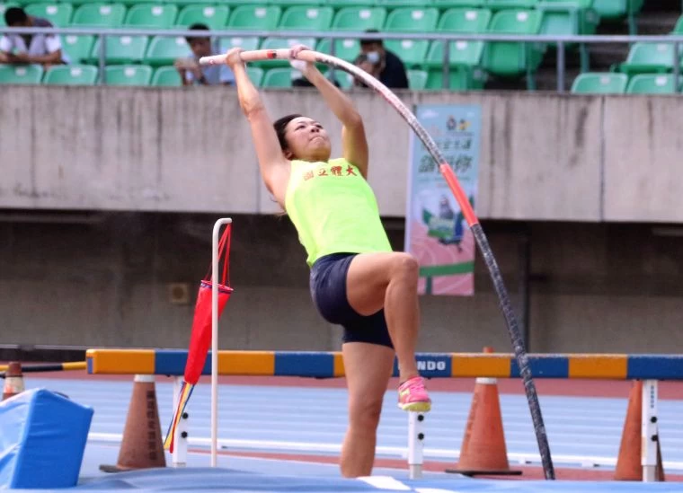 國立體大沈怡如在全大運公開女子撐竿跳高決賽,以4公尺06破大會寫三連霸。林嘉欣/攝影。