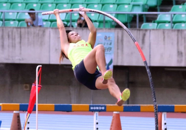 國立體大沈怡如在全大運公開女子撐竿跳高決賽，以4公尺06破大會寫三連霸。林嘉欣／攝影。