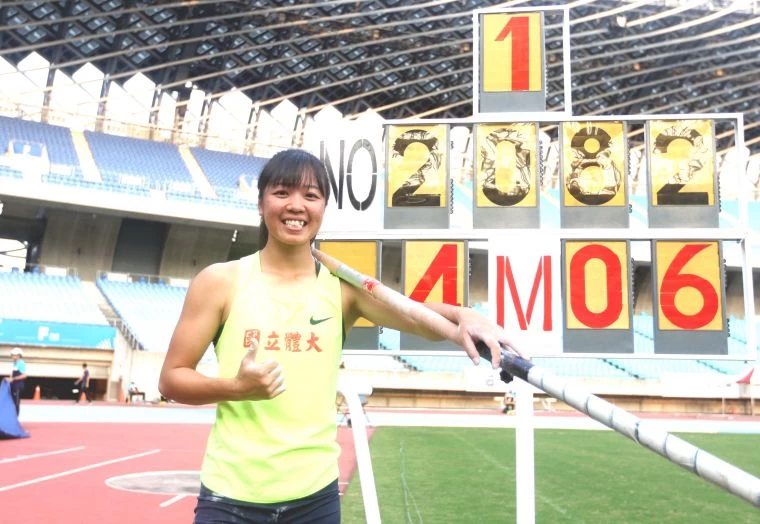 國立體大沈怡如在全大運公開女子撐竿跳高決賽,以4公尺06破大會寫三連霸。林嘉欣/攝影。