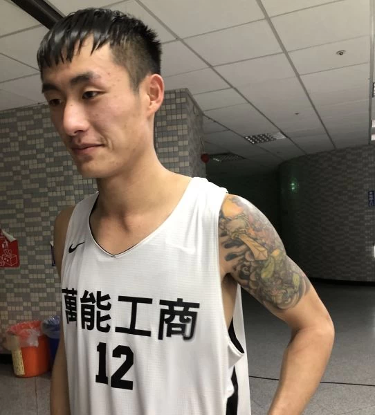 殷義傑右肩刺青是因喜歡才刺的,沒啥意義。大會提供