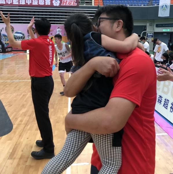 萬能教練徐國宏領軍三年首晉預賽,寶貝女兒愛的抱抱。大會提供
