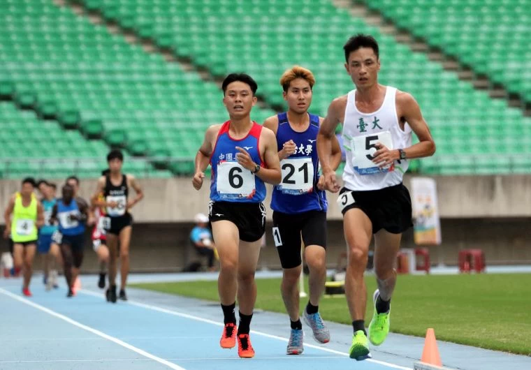 41歲的台大許俊傑(前)以35:21.67勇奪一般男子組10000m金牌,成為全大運田徑賽史上最高齡金牌。林嘉欣/攝影。
