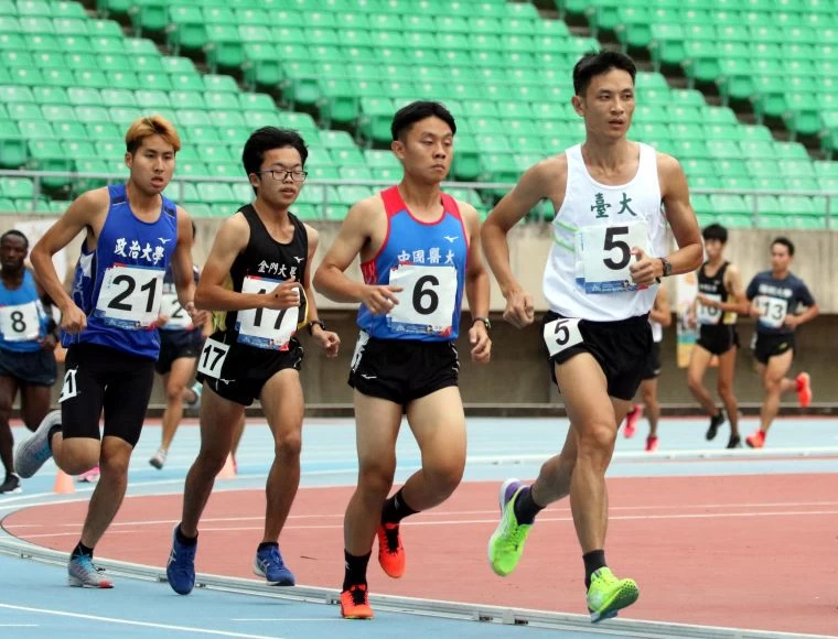 41歲的台大許俊傑(前)以35:21.67勇奪一般男子組10000m金牌,成為全大運田徑賽史上最高齡金牌。林嘉欣/攝影。