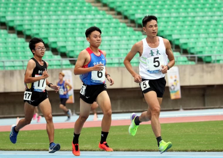 41歲的台大許俊傑(前)以35:21.67勇奪一般男子組10000m金牌,成為全大運田徑賽史上最高齡金牌。林嘉欣/攝影。