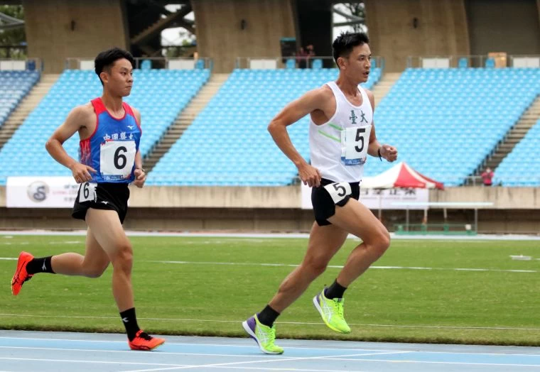 41歲的台大許俊傑(前)以35:21.67勇奪一般男子組10000m金牌,成為全大運田徑賽史上最高齡金牌。林嘉欣/攝影。