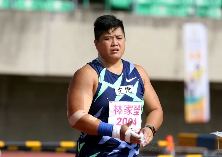 文化大學林家瑩在109年全大運公開女子鉛球決賽,以15.62拿下個人在全大運第四金。林嘉欣/攝影。