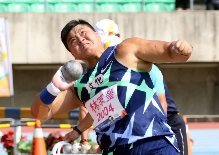 文化大學林家瑩在109年全大運公開女子鉛球決賽,以15.62拿下個人在全大運第四金。林嘉欣/攝影。