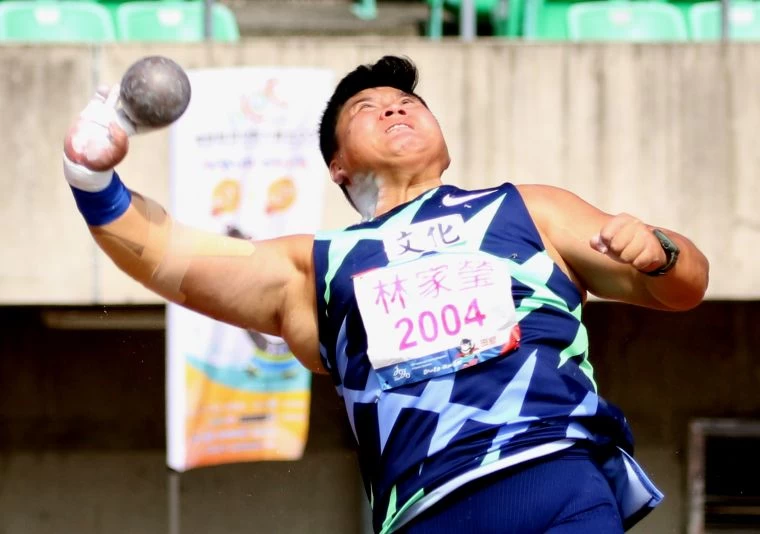 文化大學林家瑩在109年全大運公開女子鉛球決賽,以15.62拿下個人在全大運第四金。林嘉欣/攝影。