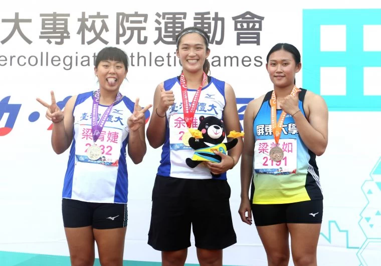 台灣體大余雅倩（中）在公開女子鏈球決賽以60.50奪金破大會，躍居歷年第二傑，學妹梁宥婕（左）57.35奪銀破U20全國紀錄，躍居歷年第五傑。林嘉欣／攝影。