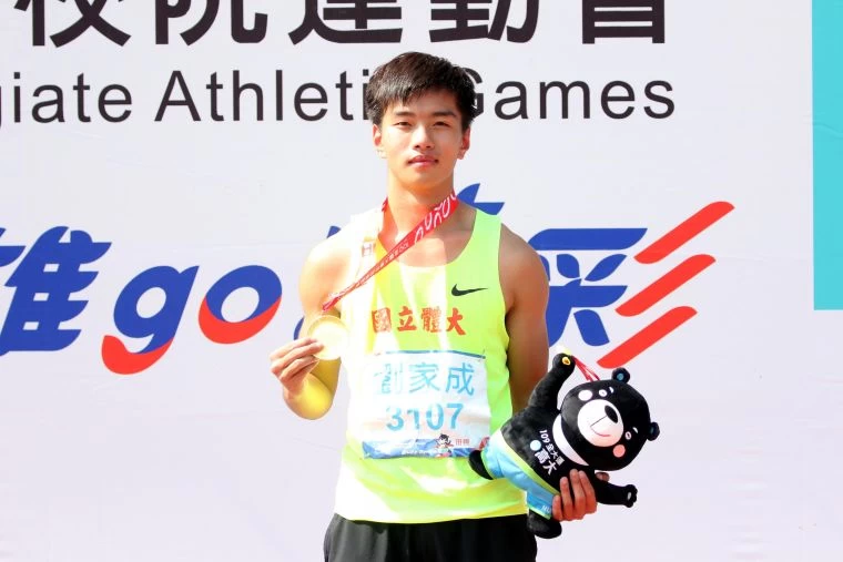 國立體大劉家成以2公尺03在109年全大運一般男跳高破大會奪金。林嘉欣/攝影。