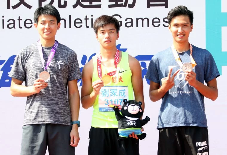 國立體大劉家成(中)以2公尺03在109年全大運一般男跳高破大會奪金。林嘉欣/攝影。