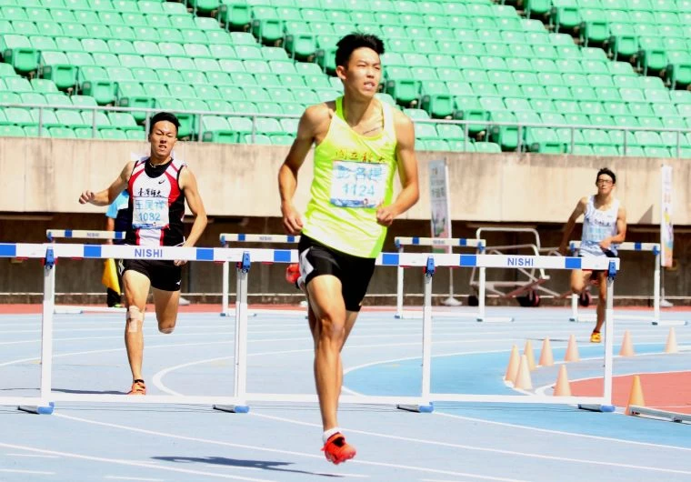 國立體大彭名揚在400公尺跨欄決賽以50.47奪金,並達標亞運和世大運。林嘉欣/攝影。