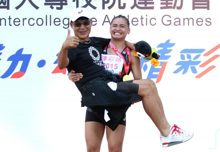 北市大學陳彩娟調皮地公主抱高中教練張勝煇。林嘉欣/攝影