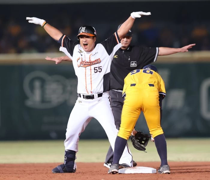 潘武雄敲出安打興奮歡呼。李天助攝