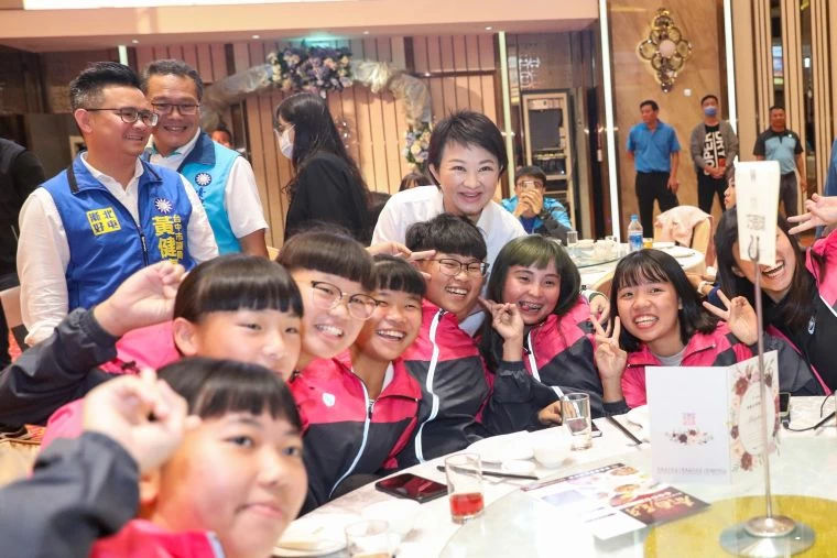 盧市長與選手合照。台中市運動局提供