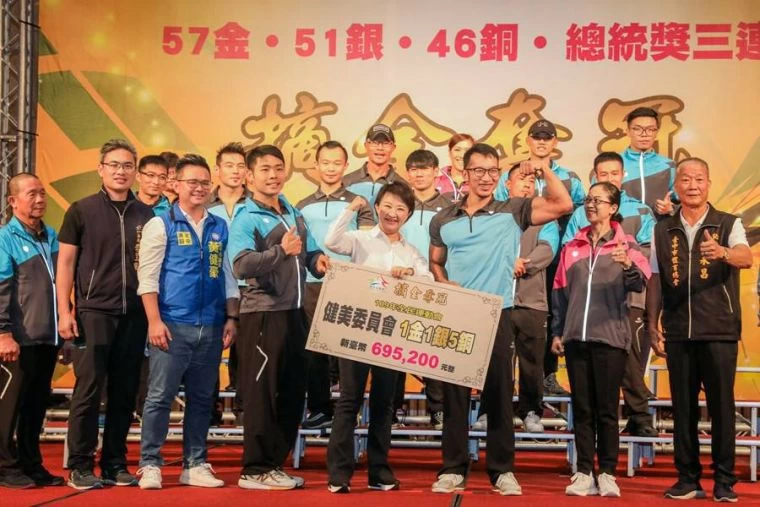 盧市長擺出強壯健美姿勢與健美選手合照。台中市運動局提供