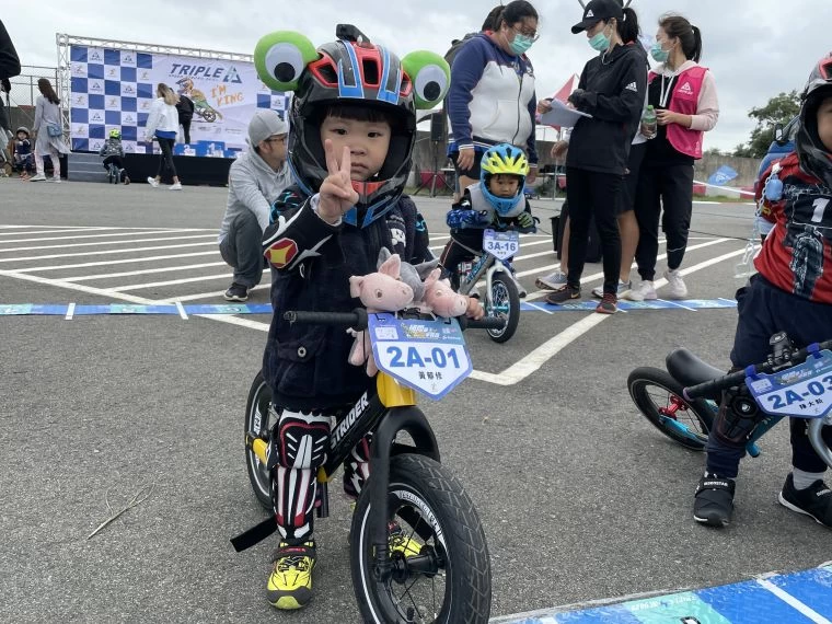 來自桃園的黃郁修(男)小選手,今年2歲,玩滑步車至今已有半年,車上竟綁滿可愛的三隻小豬玩偶,希望玩偶能陪同一起參賽,今日最大的目標非奪冠而是是全程完賽。官方提供