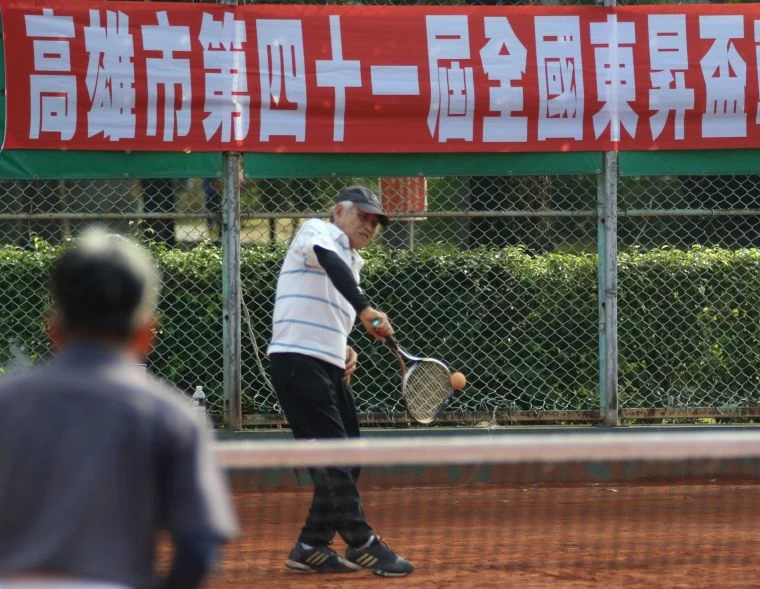 高雄市第四十一屆全國「東昇盃」軟式網球錦標賽在中山網球場舉行。高市軟式軟球委員會提供