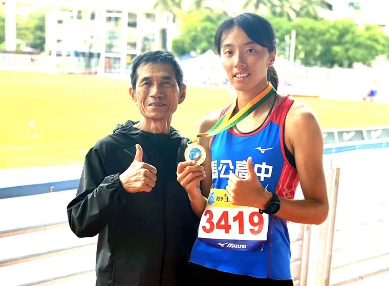 在教練爸爸歐建友鼓勵下，馬公高中歐旻珩走出低潮以5134分在高女全能運動破大會，16歲便躍居U20歷年第七傑。歐建友／提供。
