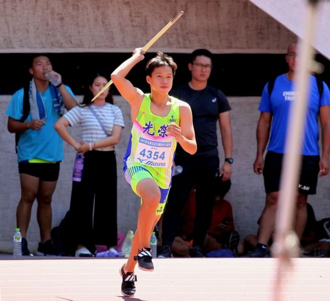 14歲的光榮國中黃潮鴻在全國中學田徑錦標賽國男標槍決賽擲出67.97躍居U18第八傑。資料照片 林嘉欣/攝影。