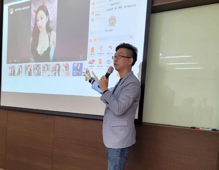 中華民國運動賽事分析師協會講習課程中,胡彥博講師授課方式豐富有趣。取自臉書)