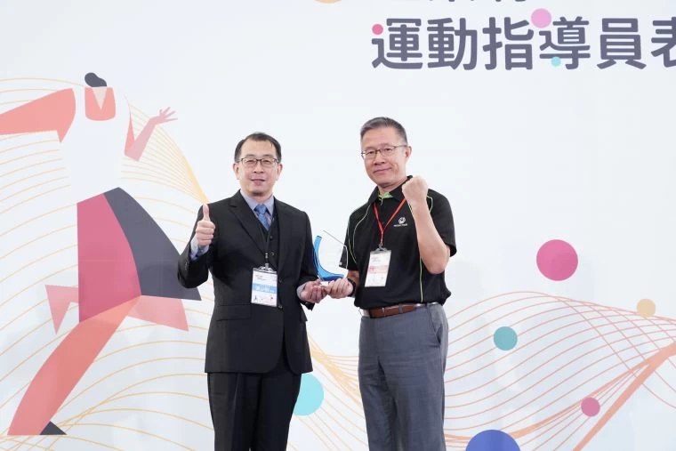 體育署張少熙署長(左)頒發感謝獎座予響應聘用運動指導員之鳳凰國際旅行社股份有限公司卞傑民總經理。體育署提供