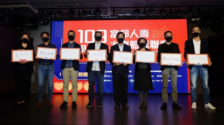 教育部體育署王水文副署長(中)與富邦人壽公關廣宣部陳姿瑛部長(右三)與協力廠商等共同祝福UBA。官方提供