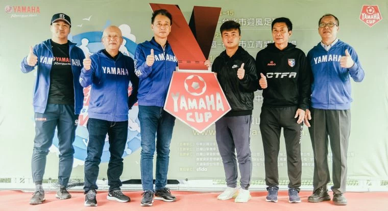 台灣山葉興業股份有限公司寺井徹總經理、台灣山葉機車工業股份有限公司武田真二副董事長、台灣山葉機車工業股份有限公司奧谷賢宏總經理、「大學長」衛懋庭、中華民國足球協會蔡鴻義副秘書長、荃冠股份有限公司呂瑞進董事長(由左至右)一同合影,為第12屆YAMAHA CUP足球賽揭開序幕。大會提供