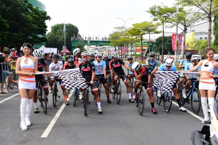 「96自転車系列賽—彰化讚！」專業組起跑。官方提供