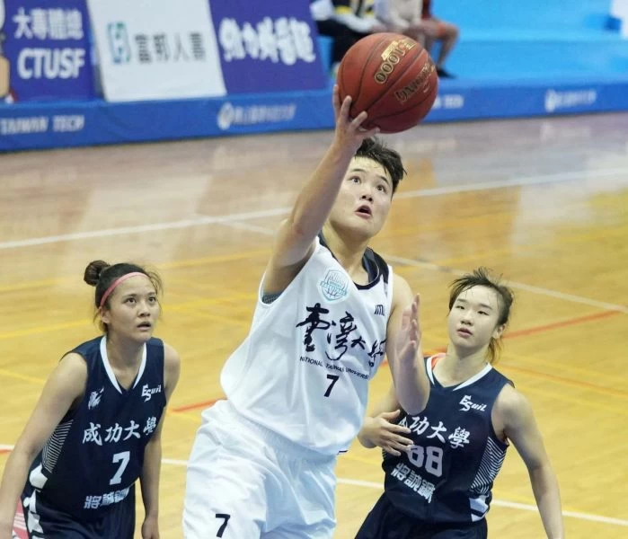 臺大吳瑋茹攻下21分13籃板。大會提供
