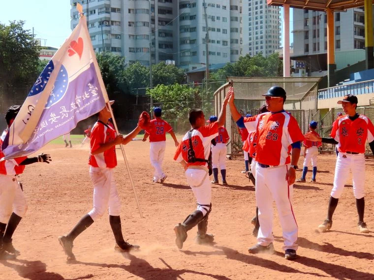 長安獲勝賽後教練與球員們擊掌。大會提供