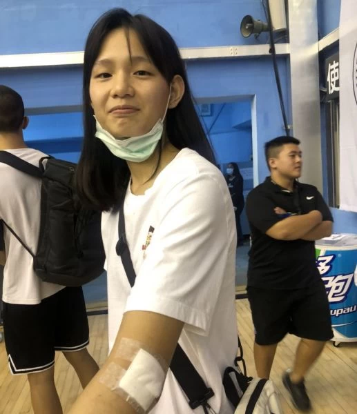 淡商郭虹廷日前在姥姥盃左手肘撞傷縫6針(見圖)暫無法練球。大會提供