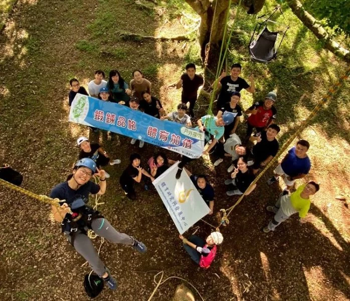 師生共同參與校園攀樹。體育署提供