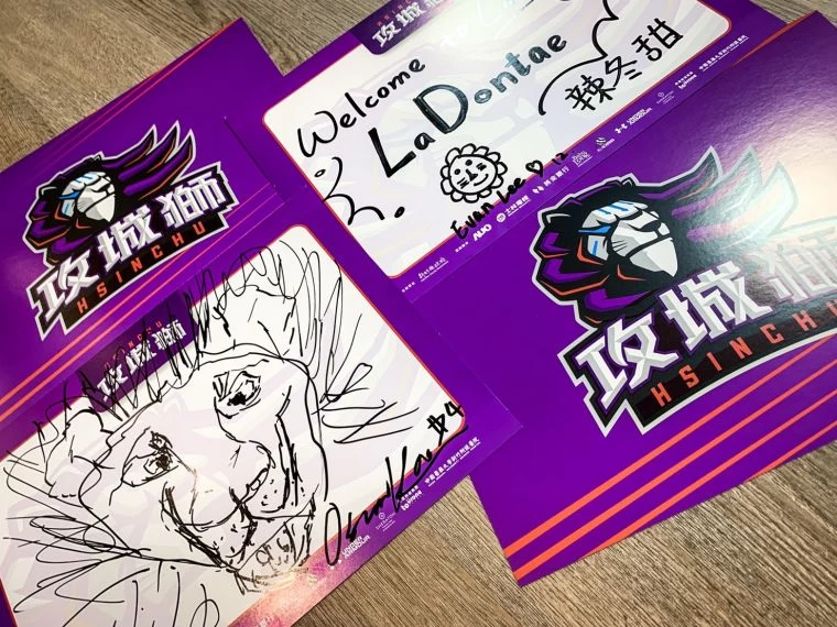 新竹攻城獅高國豪與李家瑞分別手繪獅頭卡片歡迎拉東特・狠投。大會提供