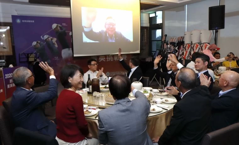 因疫情無法親來參加頒獎典禮的ThreeBond香港有限公司中華圈統括社長兼重道雄,與現場來賓進行視訊情形。鍾豐榮攝