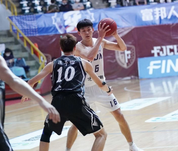 臺藝大林均濠雙十24分18籃板。大會提供