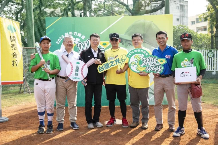 國泰金控連續多年舉辦林子偉公益棒球活動,高雄忠孝國小校長唐偉成(左二)、高雄運發局局長侯尊堯(左三)、國泰金控協理廖昶超(右三)、金潭國小校長簡仲信(右二)出席力挺。國泰金控提供