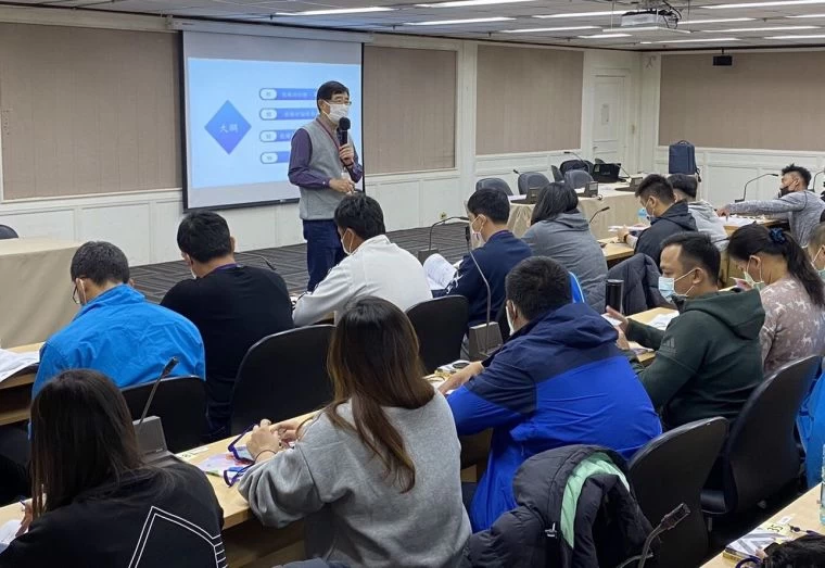 國立臺灣師範大學季力康院長在教育部體育署舉辦的新進專任運動教練研習會講授教練倫理守則課程。體育署提供