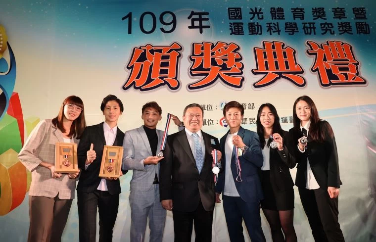 國光體育獎章頒獎典禮中華奧會林鴻道主席與黃金計畫選手合照。大會提供