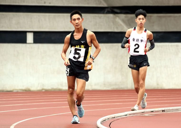 新竹市許嘉維(前)在男子10000公尺競走決賽以43:44.19奪金破大會,躍歷年第二傑。林嘉欣/攝影。