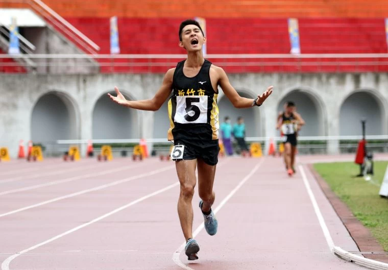 新竹市許嘉維在男子10000公尺競走決賽以43:44.19奪金破大會,躍歷年第二傑。林嘉欣/攝影。