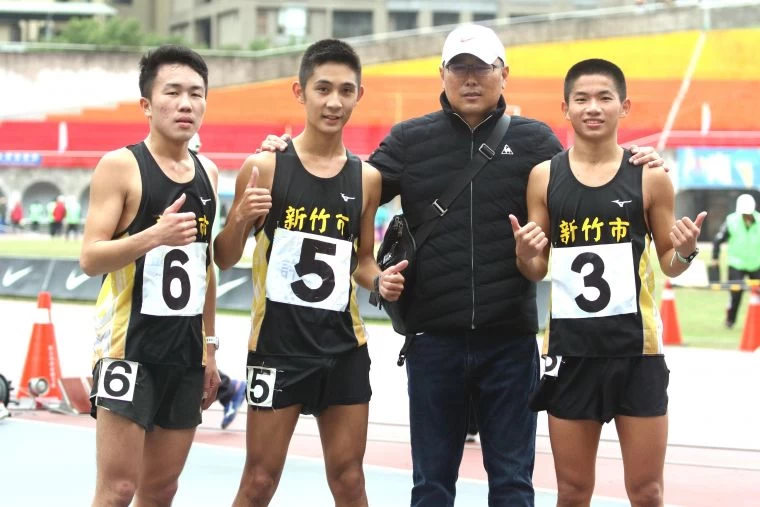 新竹市許嘉維(左二)在男子10000公尺競走決賽以43:44.19奪金破大會,躍歷年第二傑。林嘉欣/攝影。